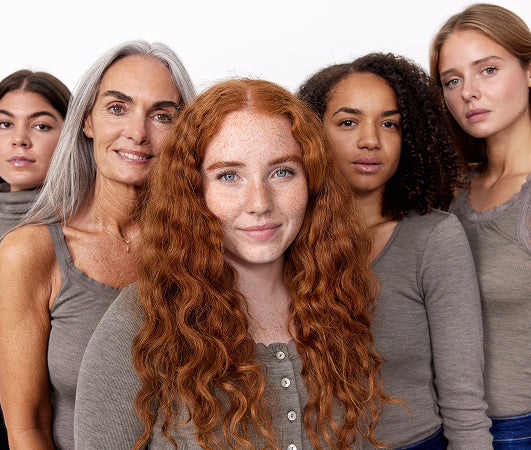 Fem kvinder i diverse aldre iklædt Claire Woman.